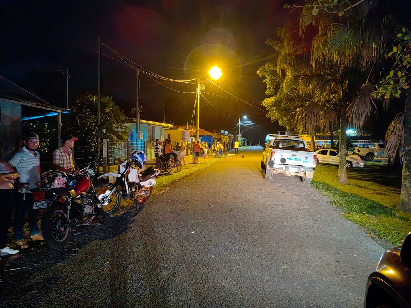 La policía cerró el perímetro de la zona donde ocurrió la balacer que dejó tres heridos graves y un muerto. Foto: Reiner  Montero.