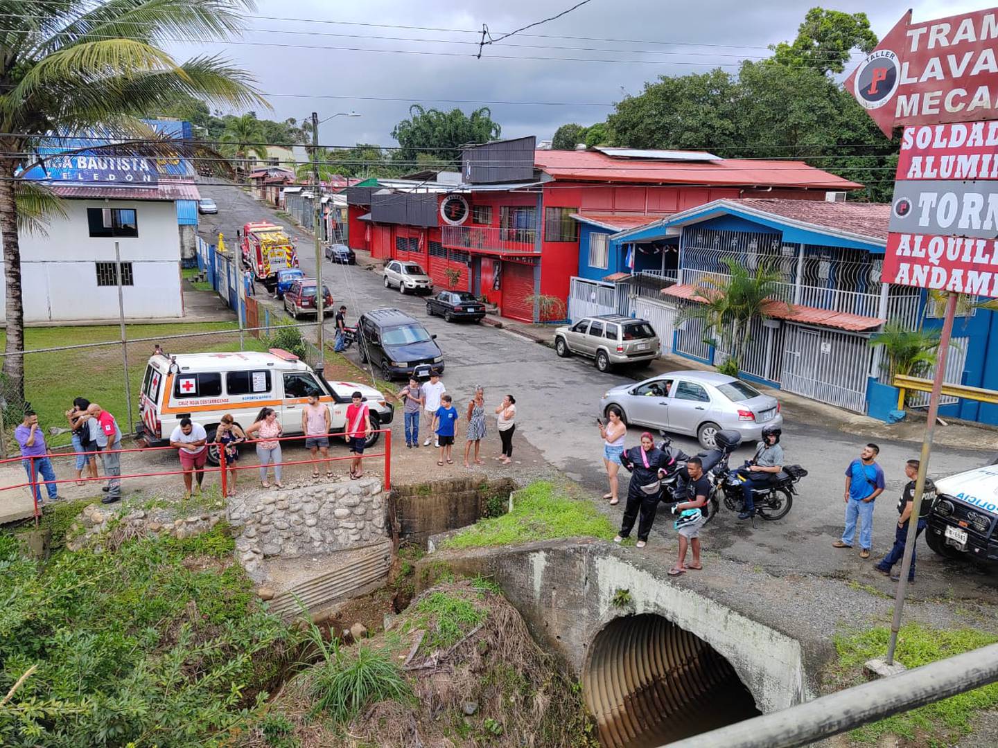 Muchacha que iba en bicicleta cayó a río y encuentran su cuerpo 16 horas después en barrio María Auxiliadora en San Isidro de Pérez Zeledón. Foto: Mario Cordero