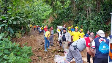 Socorristas caminaron 20 km para llevar alimentos a familias aisladas por las lluvias 