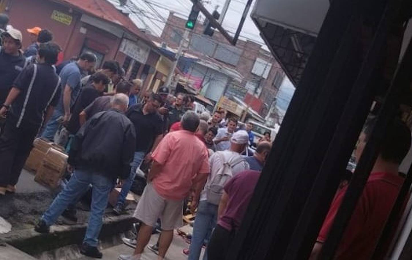 Ambas víctimas fueron llevadas al hospital Calderón Guardia. Foto Noticias La Garita.