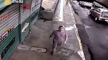 (Video) Buscan a ‘matones’ que vapulearon a muchacho que andaba camisa de Heredia 