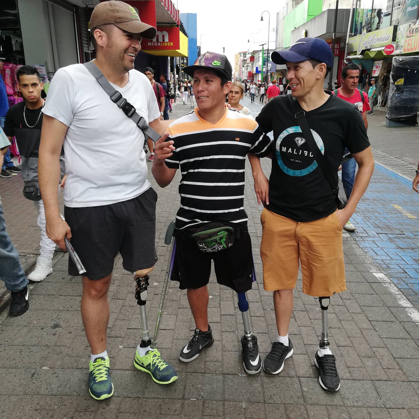 Jhon González, Eliécer Rizo y Trinidad Villanea, tres amigos que se conocieron en el Centro Nacional de Rehabilitación, tras sufrir accidentes en los que se les amputó su pierna izquierda.
