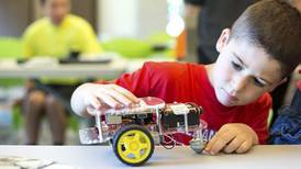Le echamos el hombro: Enseñarán a chiquitos a aprender con robots