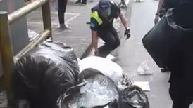 (Video) Vendedores ambulantes esconden mercadería entre la basura