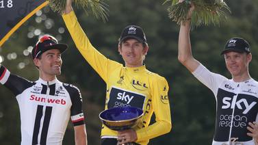 Le roban el trofeo al último campeón del Tour de Francia