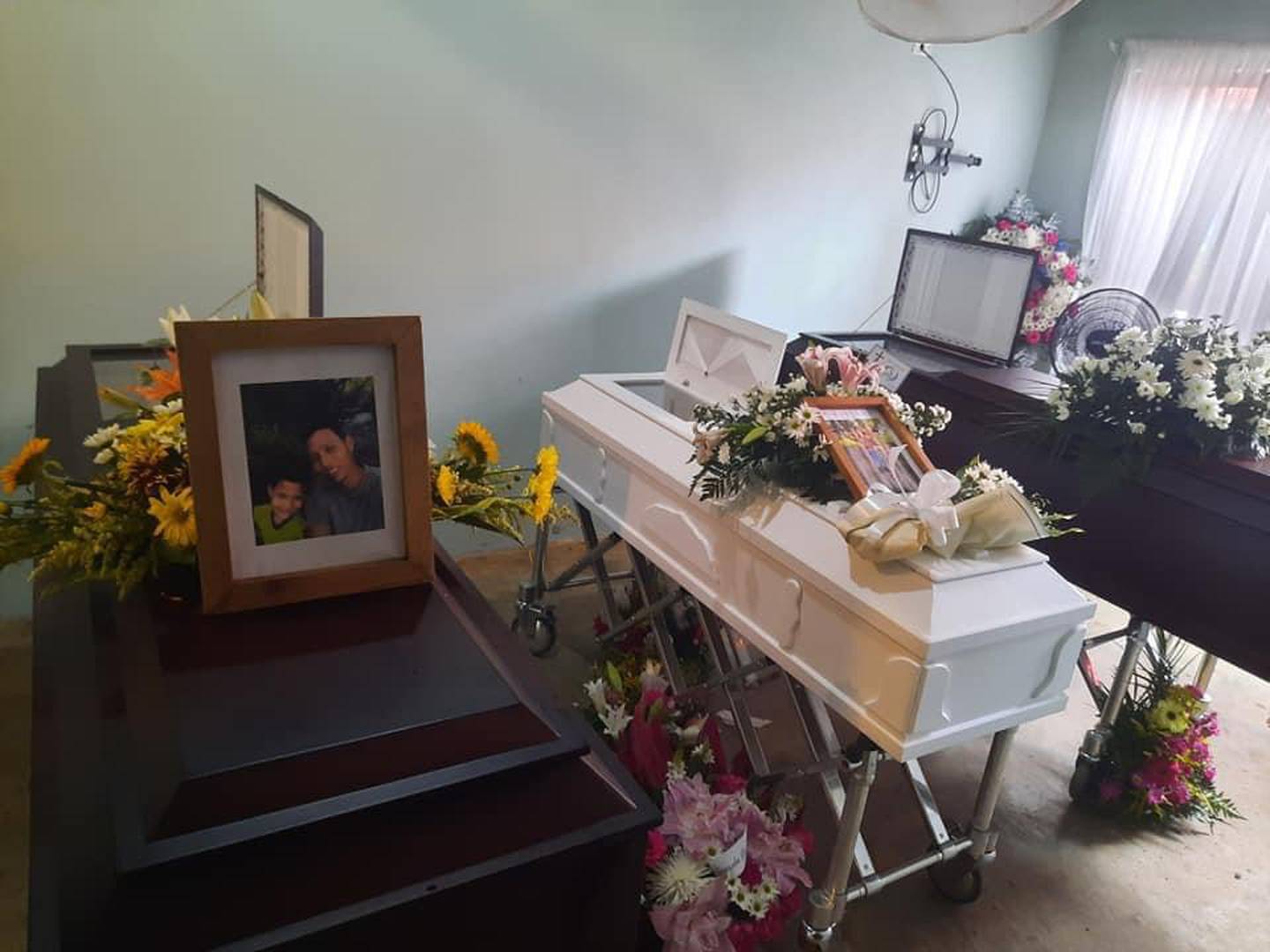 Funeral de padre y sus dos hijos que fallecieron a consecuencia de choque ocurrido en Cartagena de Santa Cruz. Foto cortesía Noti Cartagena.