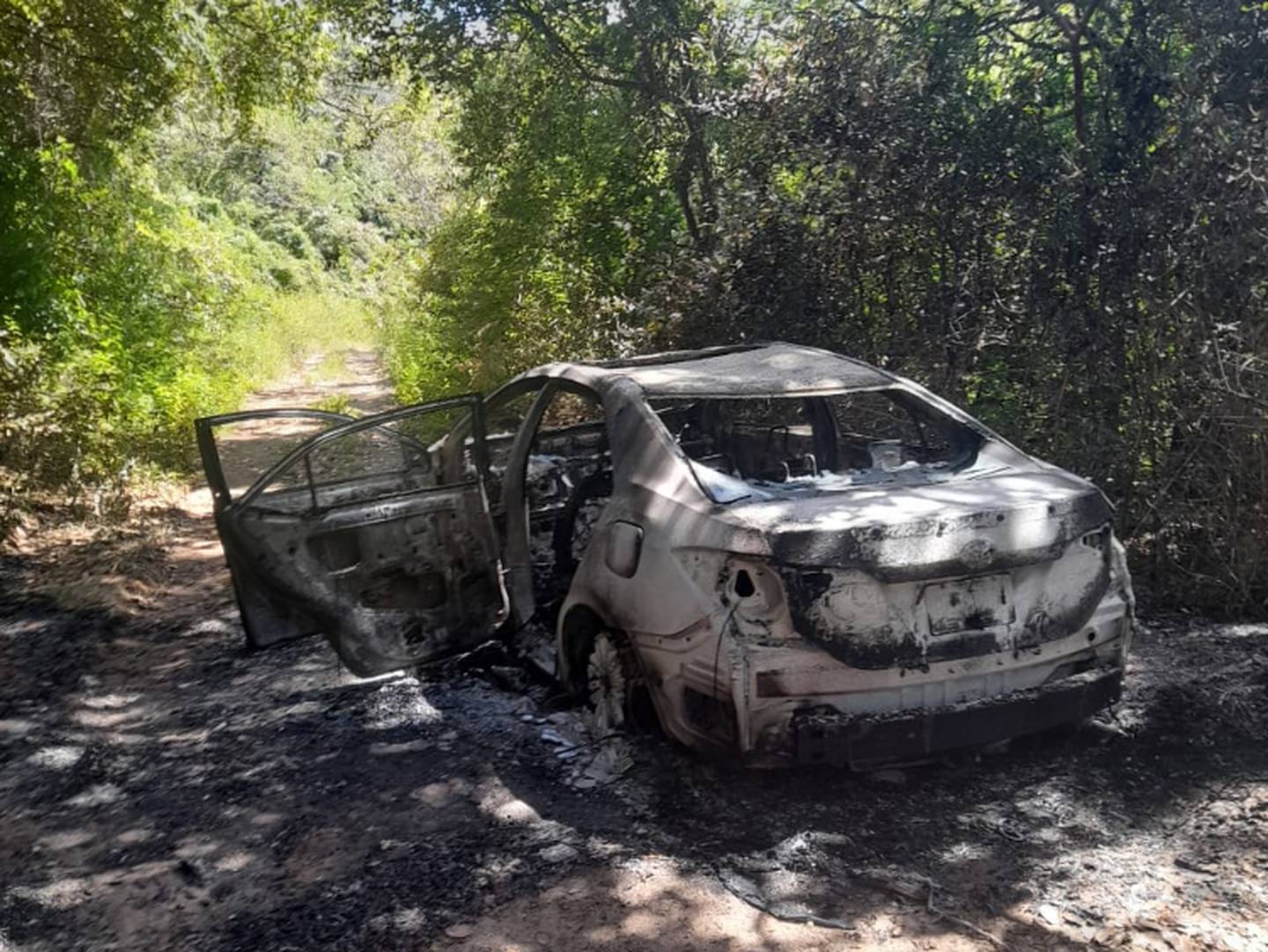Exámenes de ADN permitieron identificar a Juan carlos Jiménez como el hombre que apareció quemado junto a este Toyota Corolla en Bagaces. Foto: Cortesía OIJ.