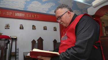 Padre Sergio no se quiere morir sin encontrar una Biblia que se le perdió hace 20 años y que tanto ama