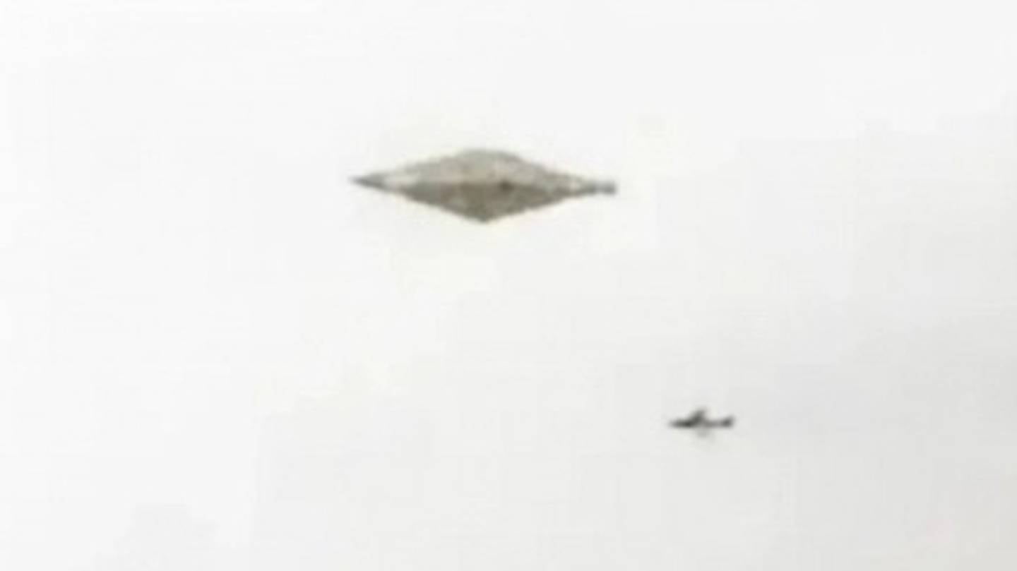 El 4 de agosto de 1990, dos jóvenes fotografiaron en la zona de Calvine, en Inglatera, a un objeto volador extraño de 30 metros de largo