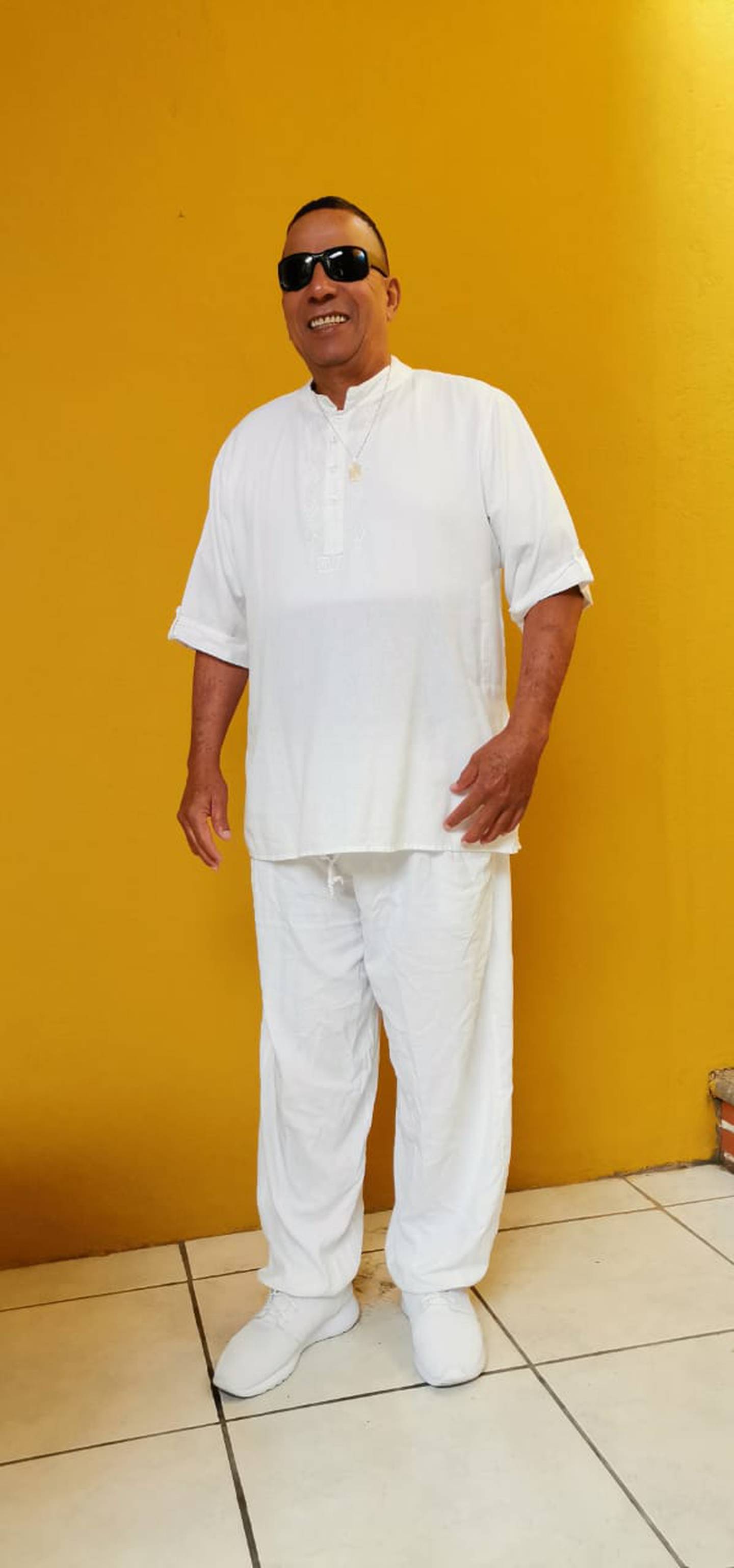 El popular exoficial de Tránsito, Fernando Martínez Vega, cariñosamente conocido como Puerto, también apoyará la campaña y sin pensarlo dos veces hasta nos mandó una foto con el “chaine” blanco que usará este 25 de mayo