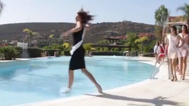 (Video) ¡Al agua pato! Candidata a Miss España se cae en una piscina mientras modelaba