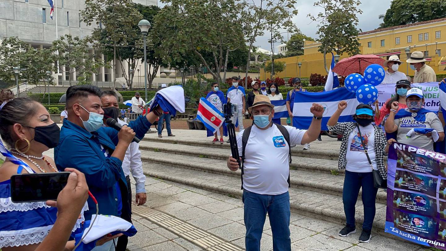 Poco antes del mediodía decenas de nicaragüenses y otros participantes de la marcha contra el gobierno de ese país llegaron a la Plaza de la Democracia. Foto: Alonso Tenorio.
