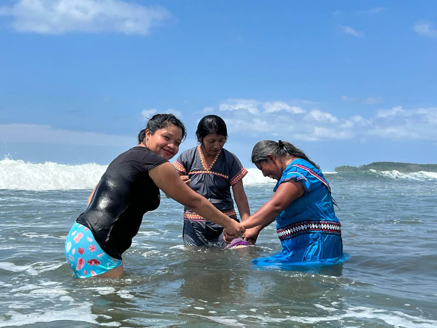 treinta y dos adultos mayores del territorio indígena de La Casona, en Coto Brus, pudieron disfrutar de un día en la playa, algunos de ellos por primera vez en su vida. El viaje fue a playa Uvita
