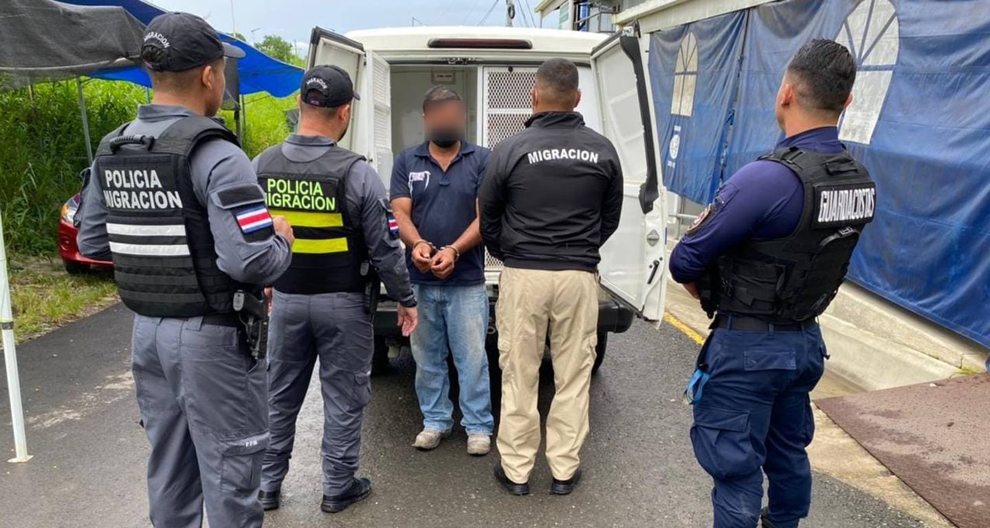 Policía de Panamá detiene y envía de regreso a tico buscado por violación a menor, Foto Policía Profesional de Migración.