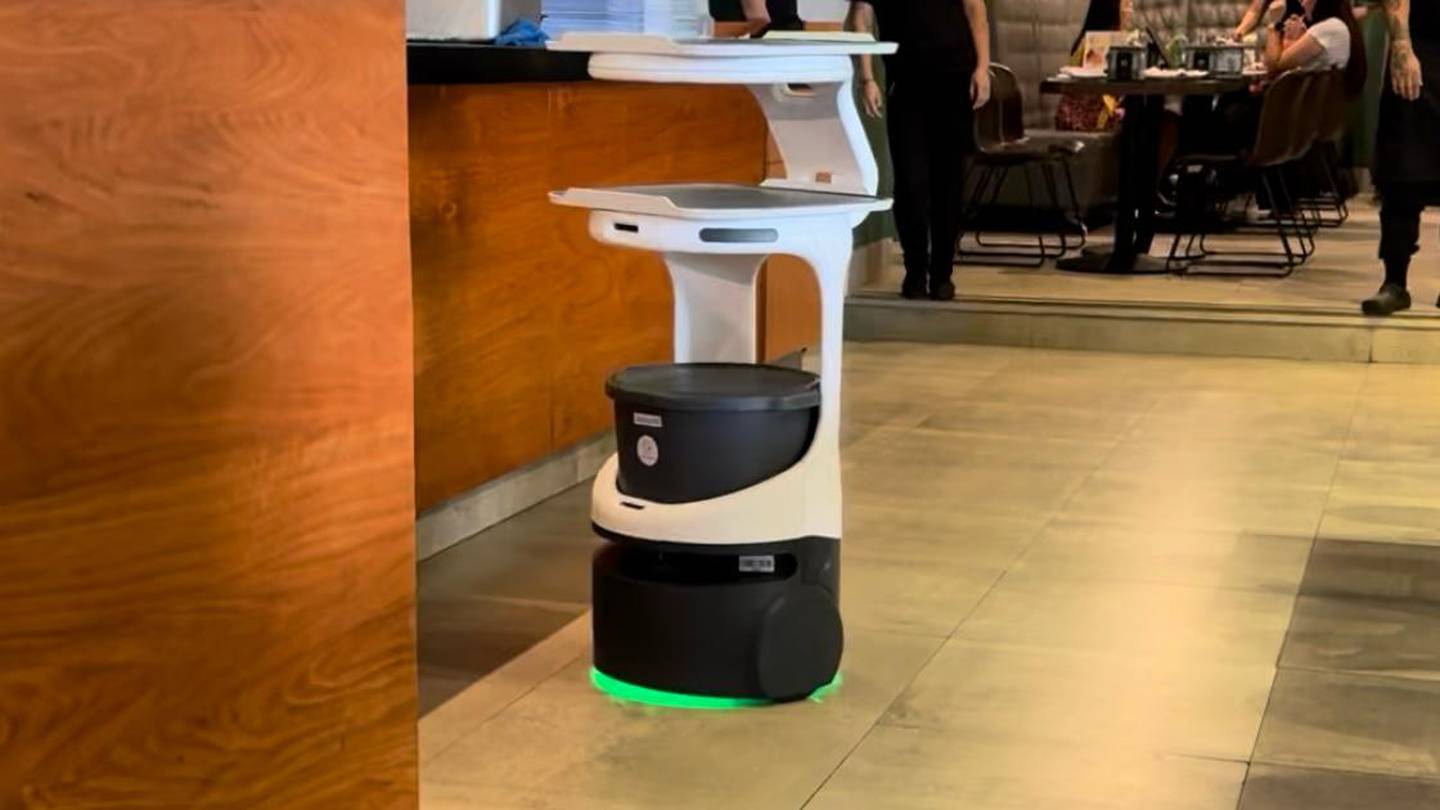 El robot Bibi puede llevarle su comida en BBQ Chicken, en Escazú.