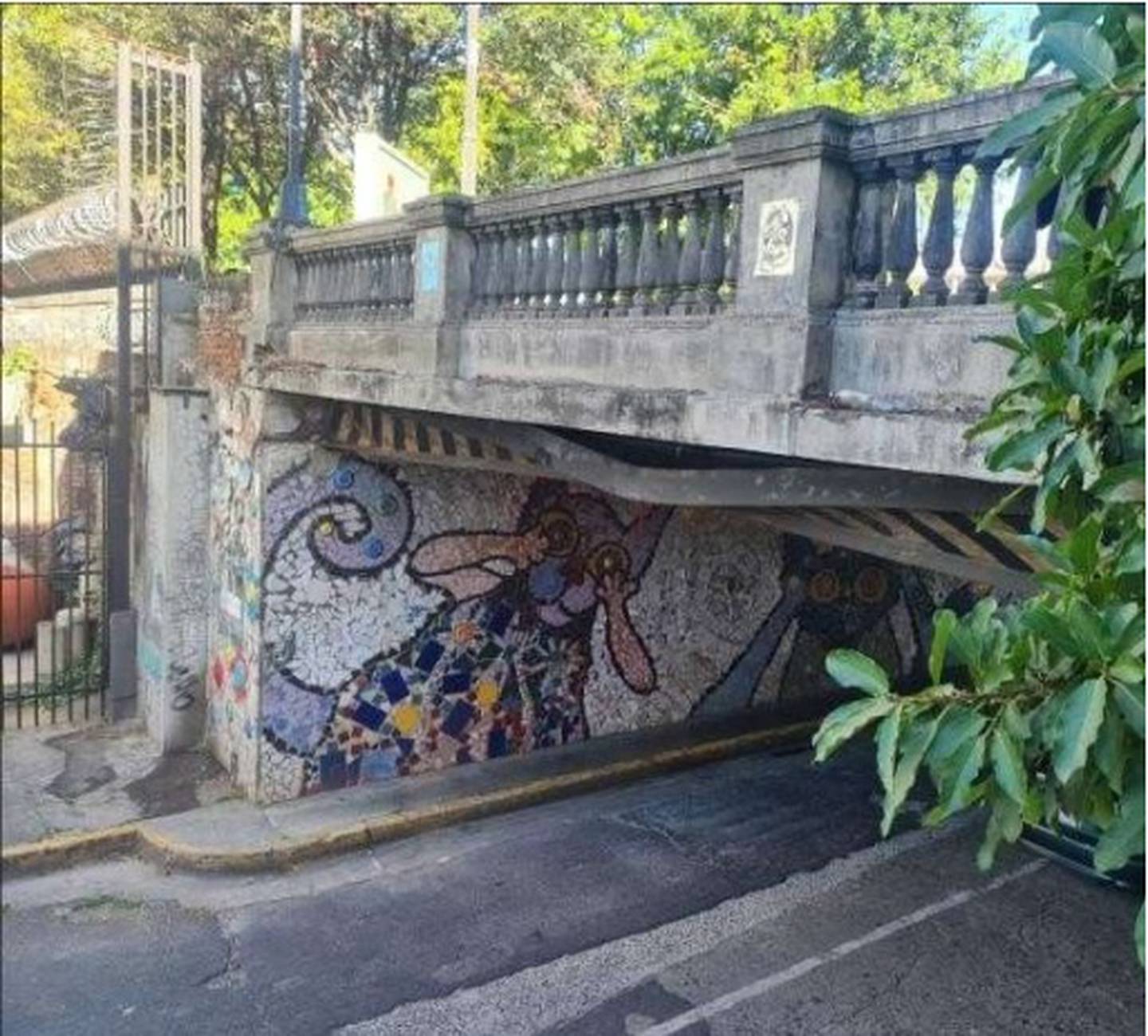 El paso para vehículos por debajo del puente en el Paseo de Las Damas está cerrado hasta nuevo aviso, según confirma el Consejo Nacional de Vialidad (Conavi).
