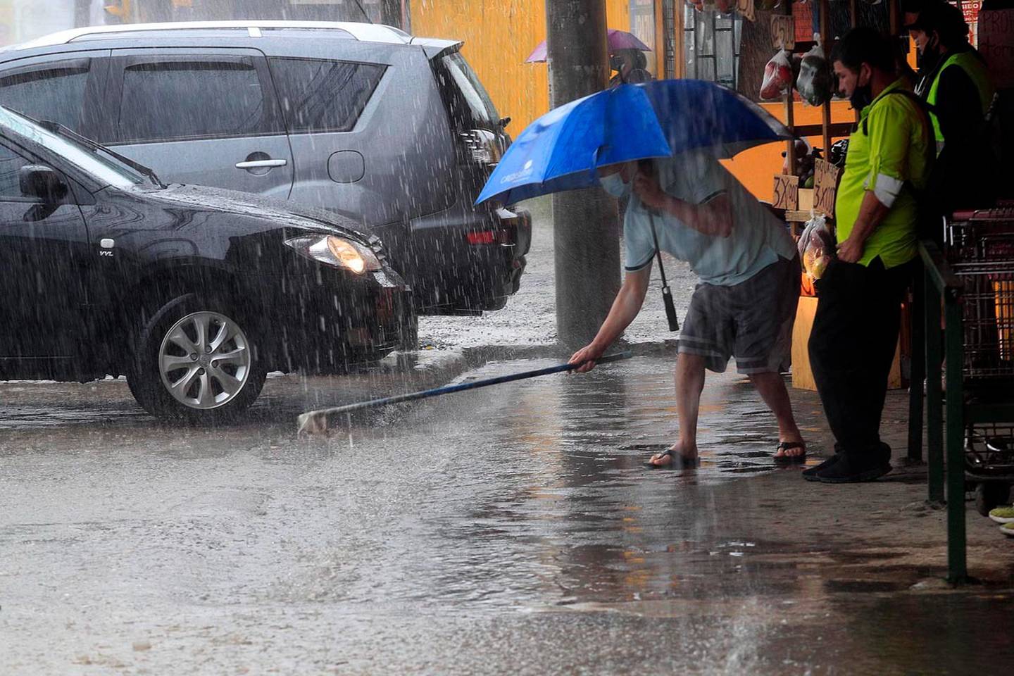 En Taras de Cartago la tarde de este martes hubo aguaceros y tormenta eléctrica. Foto: Rafael Pacheco G.