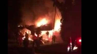 (Video) Incendio consume una casa en Valverde Vega