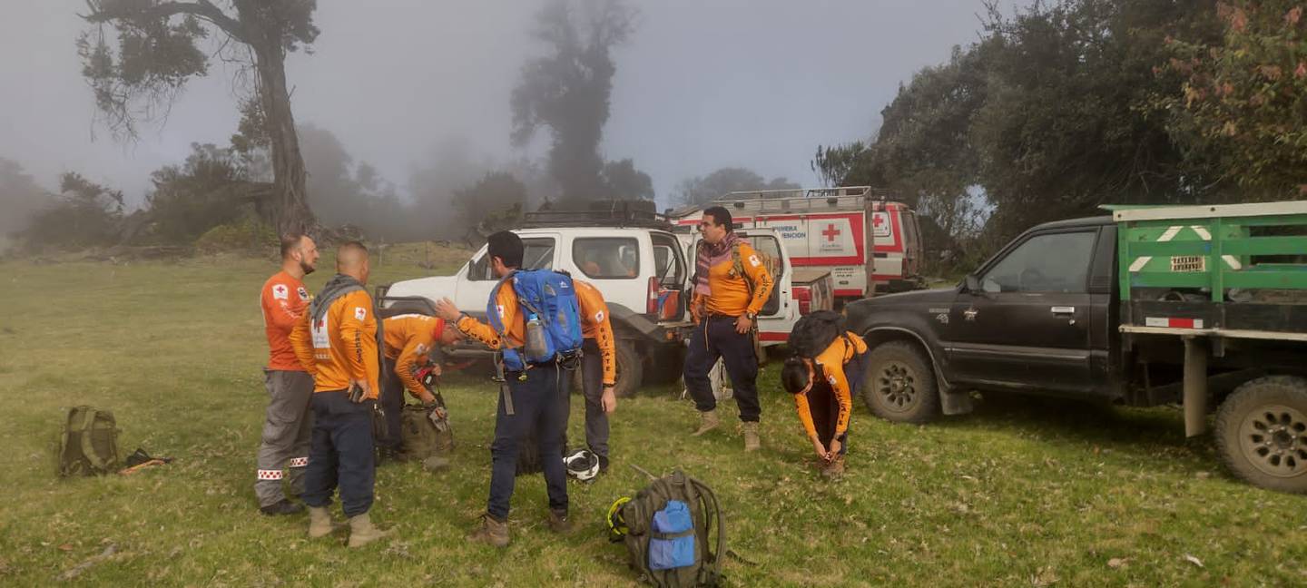 Rescate intenso para extranjera que visitaba el volcán Turrialba y cayó a un cañón profundo. Foto: Cruz Roja