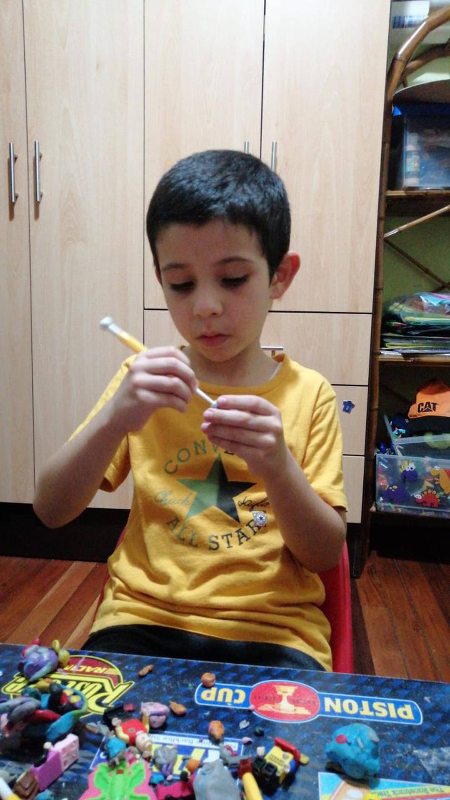 Fabián Cortés Sánchez tiene 7 años y celebra este Día del Niño haciendo lo que más le gusta, muñequitos de plastilina para aumentar su colección. El papá se llama Cristian Cortés Badilla y le enseñó a coleccionar