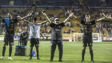 Diego Armando Maradona pone a ganar a los Dorados a punta de regalos costosos
