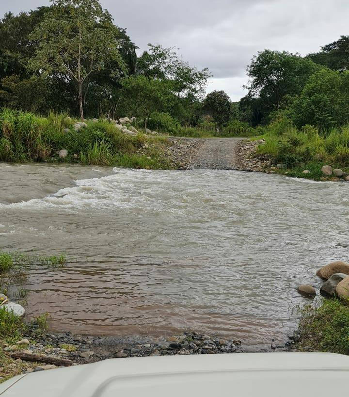 La Caja ha confirmado que una ambulancia de la región Brunca fue atrapada, en horas de la tarde, por una cabeza de agua cuando el chofer, quien iba solo y buscaba una ruta alterna por los bloqueos en la zona, intentó cruzar en el bajo del río Ceibo, en Buenos Aires de Puntarenas