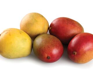 Una taza de mango contiene 110 kcal
aproximadamente. Es rico en fibra, por lo
que previene el estreñimiento y el cáncer
de colon. Posee vitaminas A, C y E, que
además son excelentes antioxidantes.
La vitamina A y los carotenos son
responsables para un buen estado de la
visión, la piel y las mucosas.