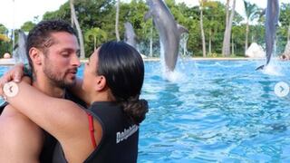 Modelo William Mora le propuso matrimonio a su novia con la ayuda de un delfín