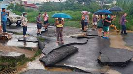 Inundación causada por intensas lluvias “levantó” calles en Desamparados 