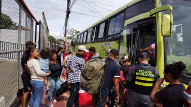 Migración pone buses para que venezolanos lleguen a Panamá