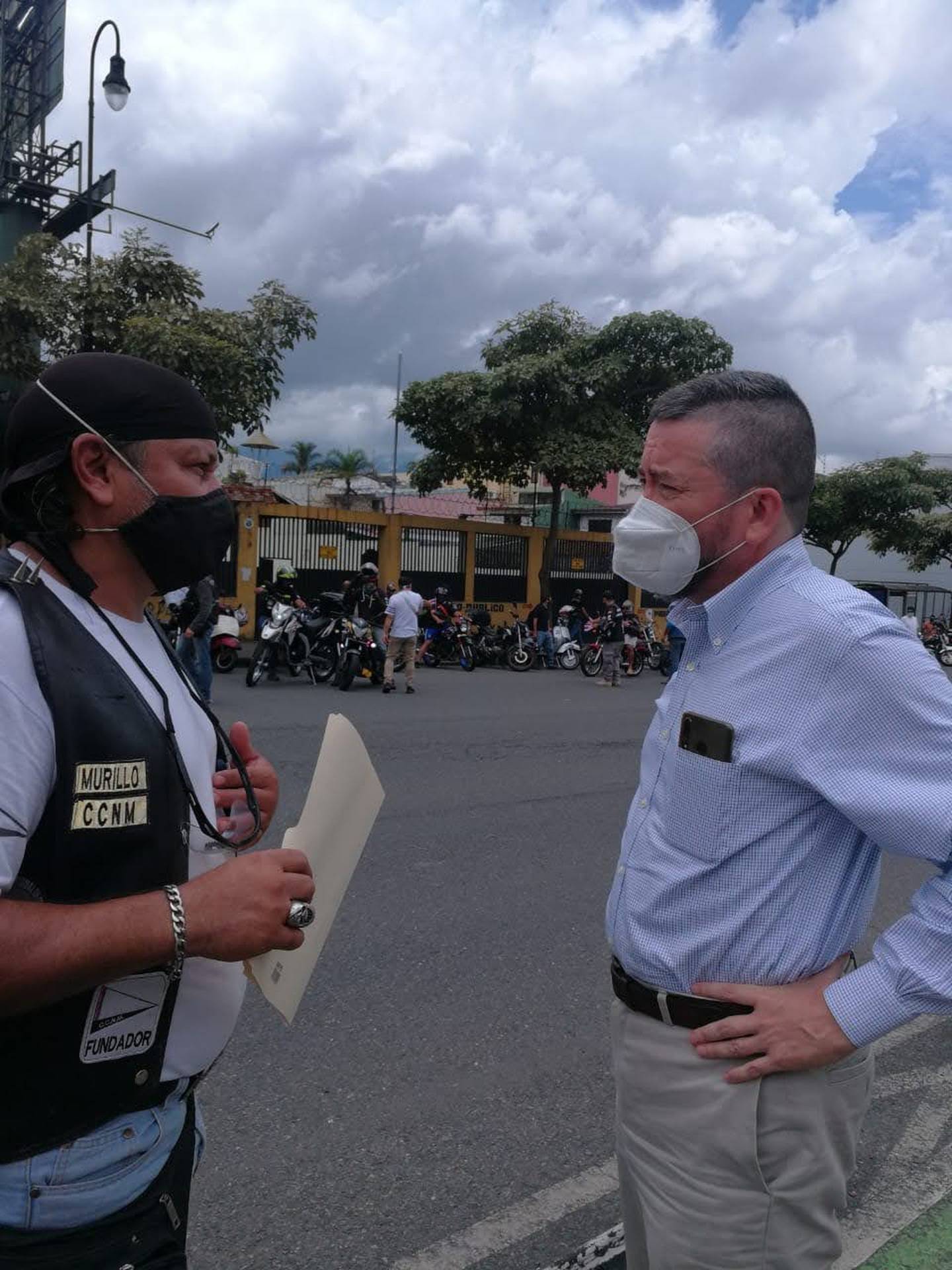 Eduardo Murillo Chavarría, vocero del Comité Cívico Nacional de Motociclistas, le entregó al diputado socialcristiano Pedro Muñoz, la petición de rebaja del marchamo. Los moteros del país piden rebaja sustancial en el pago del marchamo 2021.
