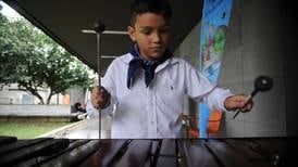 (Video) Estudiante de sétimo superó enfermedad tocando marimba