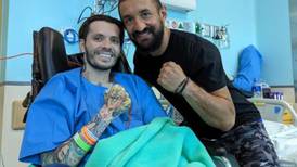 Modelo Esteban Chavarría recibió una gran visita en el hospital tras despertar del coma 