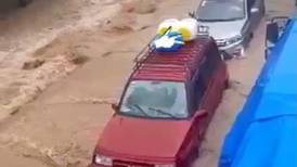 Si se topa con una inundación evite cruzarla con el carro