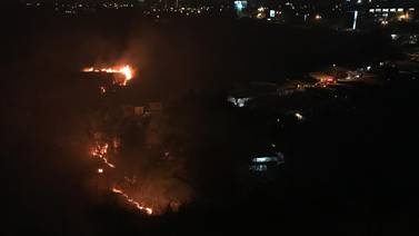 (Video) Bomberos tratan de controlar quema de charral que amenaza a pasarse a casas en La Uruca