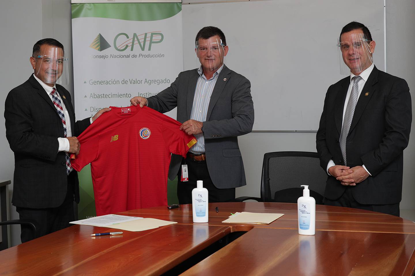 Fedefutbol firma convenio con CNP para crear complejo deportivo para selecciones femeninas