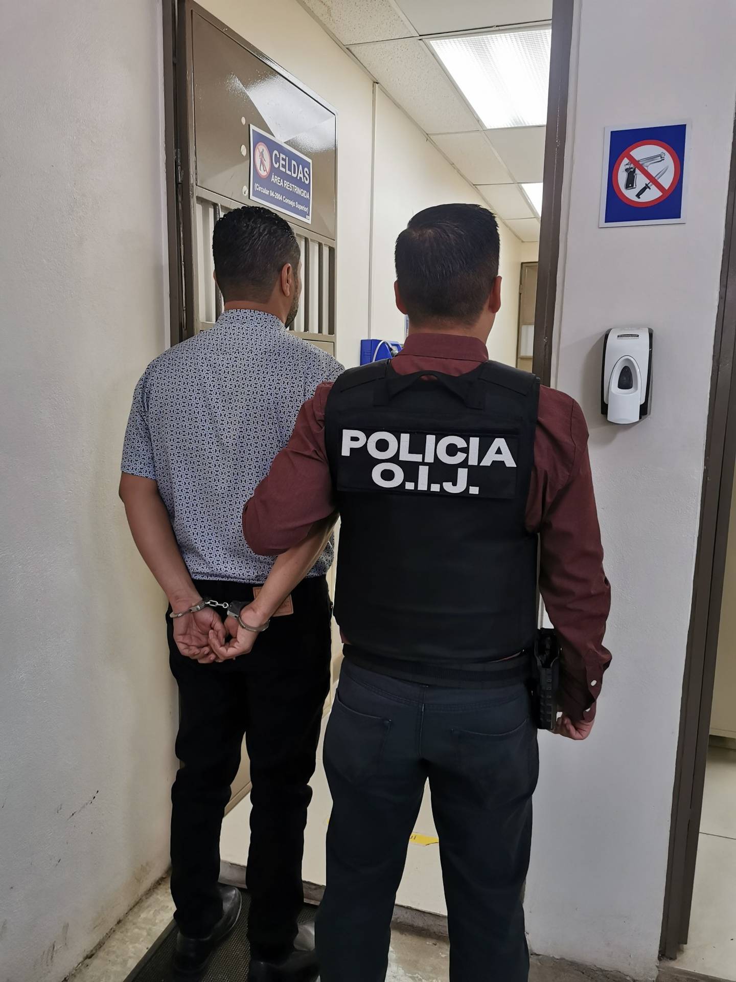 Un profesor de apellido Martínez de 43 años es sospechoso de tener relaciones sexuales con una alumna adolescente de entre los 13 años y 16 años.