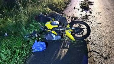 ¡Tres en una sola moto! Vuelco de motocicleta deja tres hombres heridos en Alajuela 