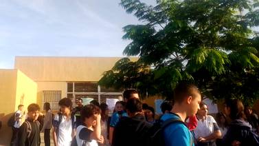 Estudiantes cierran cole en Grecia y piden salida de directora por aparentes maltratos