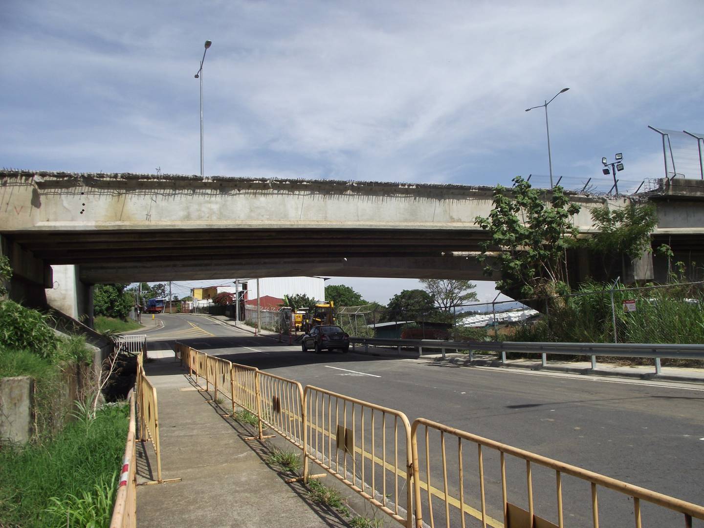 Los actuales trabajos de demolición que se hacen en el puente sobre el río Virilla, sobre la ruta 32, popularmente conocido como puente del Saprissa, van a seguir