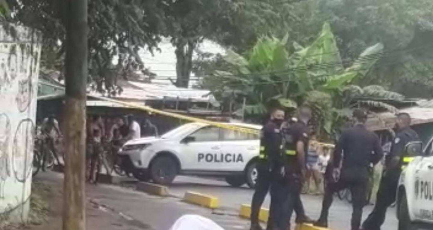 Entre las 9:30 y las 10 de la mañana, las balaceras en dos distritos colindantes de Puntarenas puiseron en alerta a la Policía, que no pudo dar con los gatilleros. Foto: Andrés Garita.