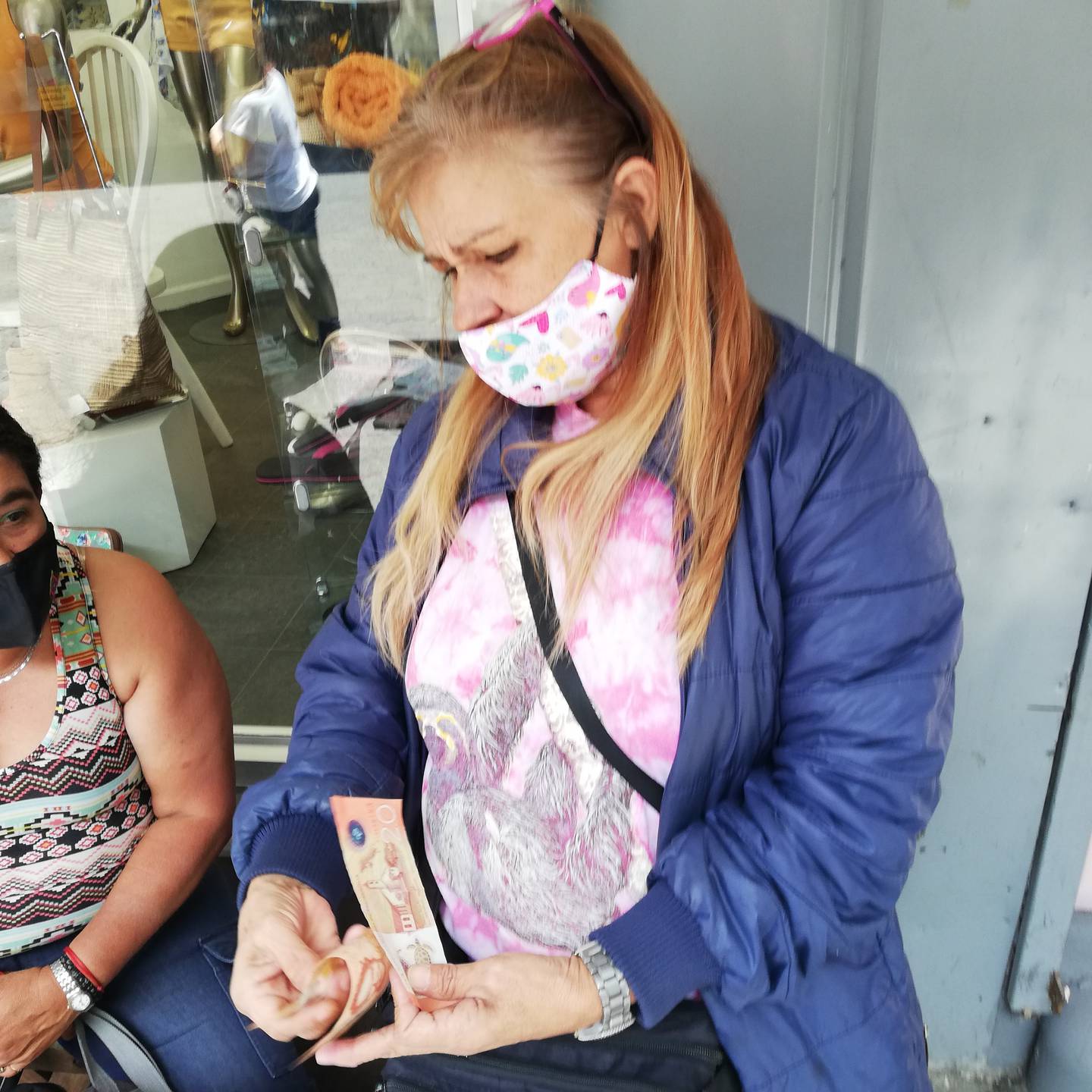 El billete de 20 córdobas de Nicaragua es gemelo del billete de 20 mil colones tico, lo que pasa es que el nicaragüense equivale a 500 colones ticos y están metiéndoselo a comercios y abuelitos. En la foto doña Cristina Ulla, vendedora de lotería.