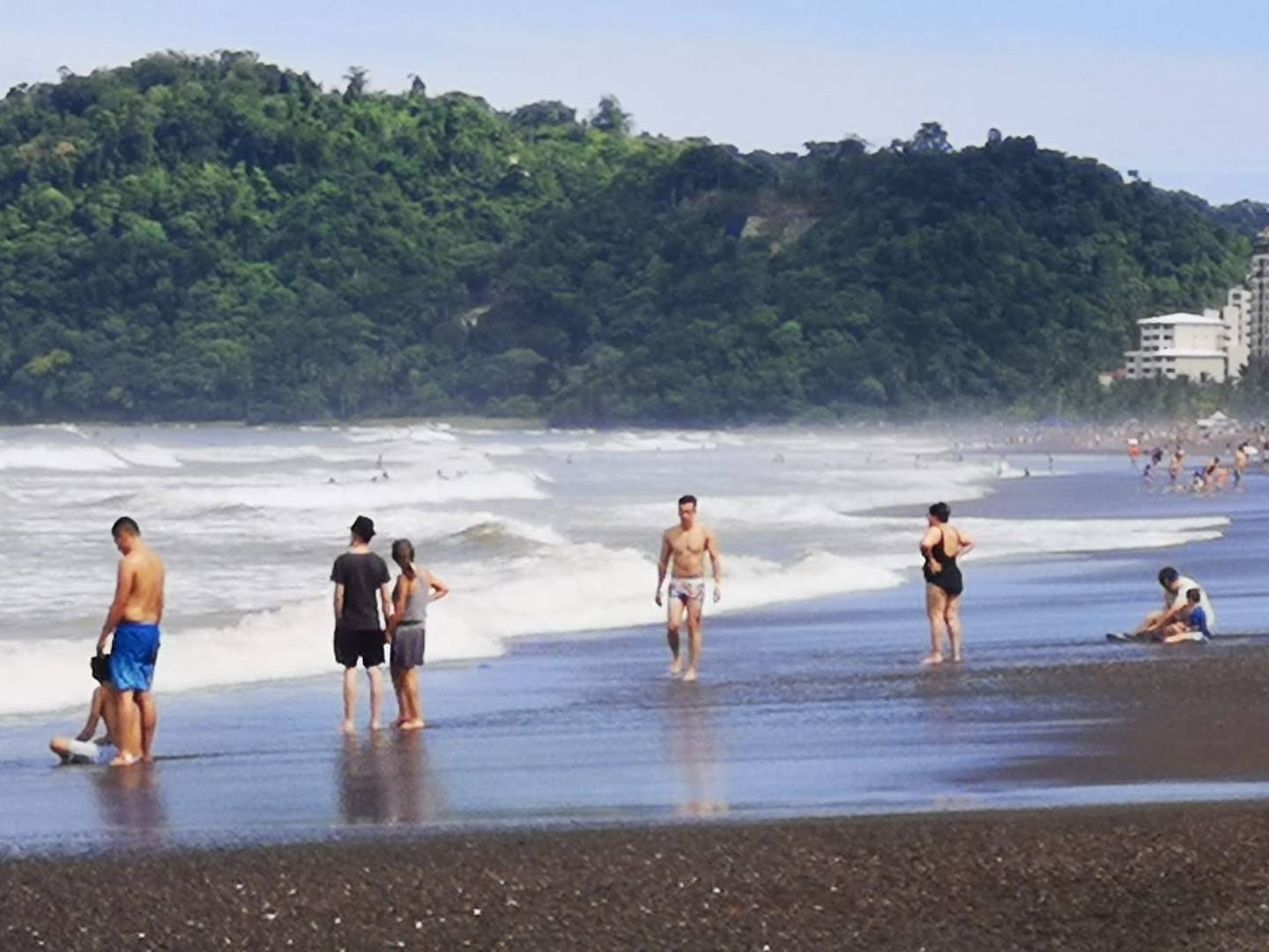 Turistas aprovechan el fin de semana largo del 25 de julio para visitar playa Jacó, en Garabito, Puntarenas. Foto: cortesía de Jorge Castillo.