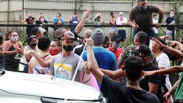 (Video) Vecinos de Rossiter Carballo bloquearon la General Cañas para exigir testeo masivo