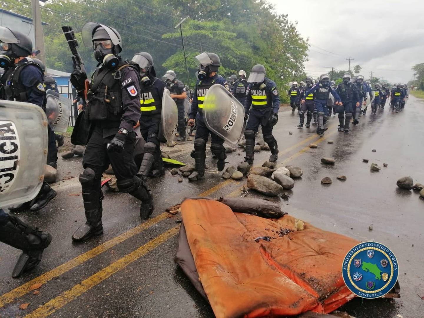 Fuerza Pública interviene bloqueos en Santa Lucía de Upala y en Paquita de Quepos. Fotos MSP.