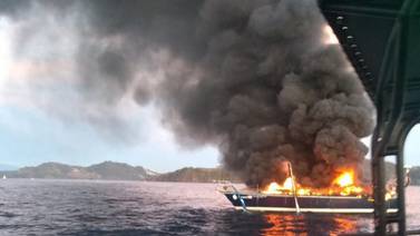 (Video) Guardacostas rescataron a turistas que paseaban en velero que se quemó 