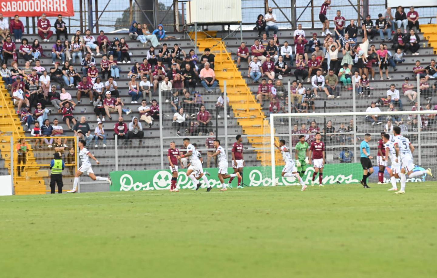 Juego entre Saprissa vs San Carlos en el estadio Ricardo Saprissa / foto Albert Marín