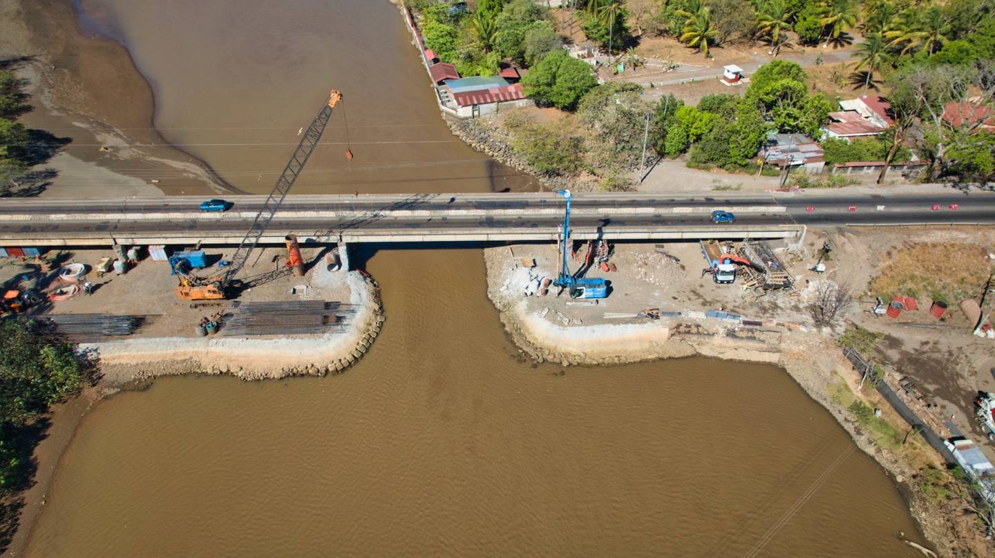 El puente sobre el río Barranca, en Espíritu Santo de Esparza, se comenzó a reparar el pasado 18 de setiembre del 2023