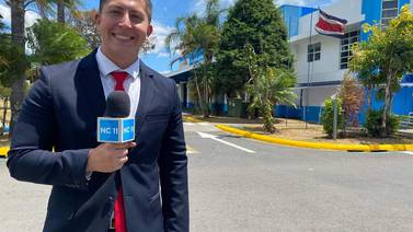 Joshua Quesada, periodista de canal 7, salió bien piropeado y ni rojo se puso