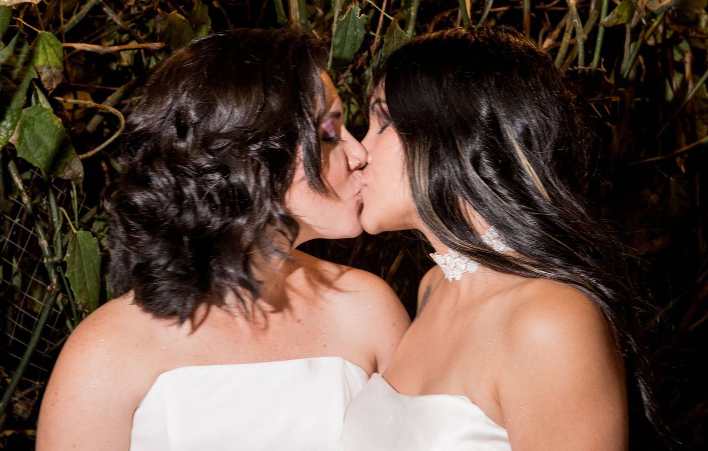 Daritza Araya Arguedas, de 24 años de edad y técnica judicial, se casó con Alexandra Quirós Castillo, una estudiante de 29 años, este 26 de mayo, a las 0 horas con 10 minutos, convirtiéndose así en la primera pareja del mismo sexo que se casa civilmente en Costa Rica.